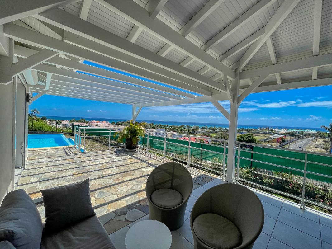 Location villa Topaze 2 chambres 4 personnes vue sur mer piscine à St François en Guadeloupe - terrasse